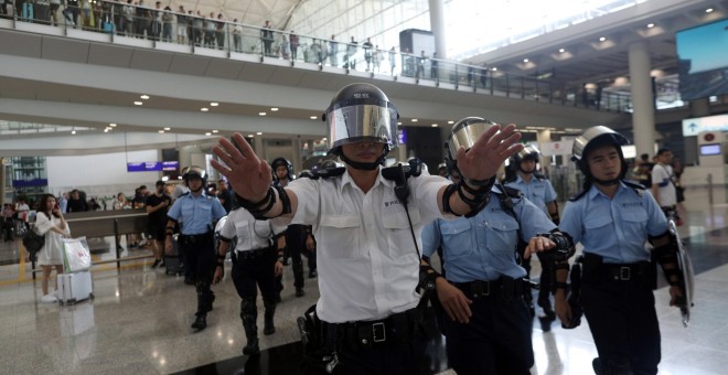 La policía antidisturbios despeja a los manifestantes que escaparon del Airport Express MRT durante un mitin en el Aeropuerto Internacional de Hong Kong en Hong Kong, China EFE / EPA / JEROME FAVRE