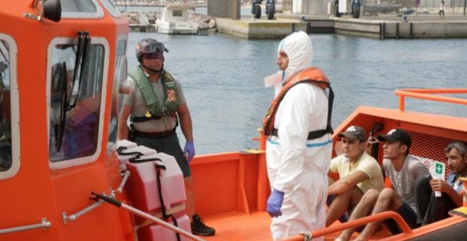 Varios de los migrantes a su llegada al puerto de Melilla, tras ser rescatados  en las Islas Chafarinas. / EFE