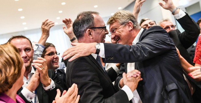 01/09/2019.-  Los dirigentes de Alternativa por Alemania (AfD) celebrando las encuestas de las regionales. / EFE/EPA/FILIP SINGER