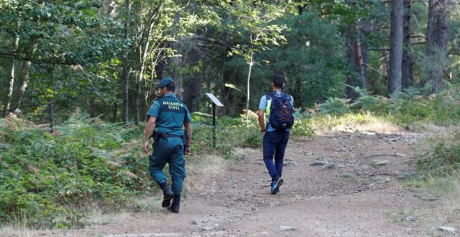 Efectivos de la Guardia Civil y la Policía Nacional durante las labores de búsqueda de Blanca Fernández Ochoa que se llevan a cabo en la sierra madrileña este lunes. EFE/Zipi
