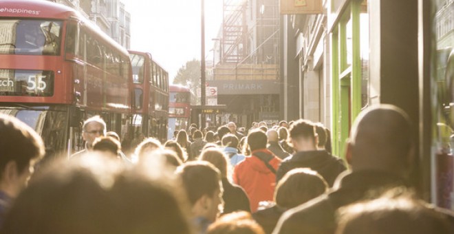 Una calle de Londres atestada de gente.- PIXBAY