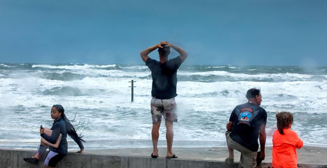 Varias personas observan la llegada del huracán Dorian en la playa de Daytona, en Florida. / EFE