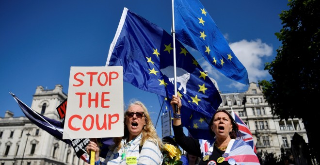 Partidarios de la permanencia del Reino Unido en la UE se manifiestan en el exterior del Parlamento británico, en Londres. EFE/EPA/NEIL HALL
