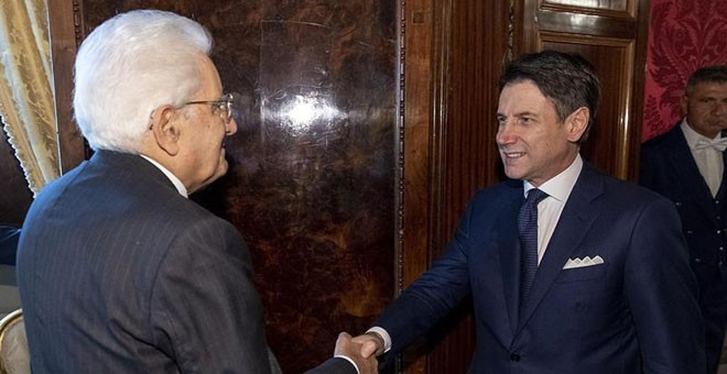 El presidente italiano, Sergio Mattarella, estrecha la mano al primer ministro, Giuseppe Conte. / EFE