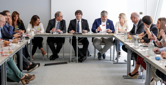Carles Puigdemont y el president de la Generalitat, Quim Torra, durante la reunión de dirigentes y cargos electos de JxCat en un hotel de Bruselas. EFE/EPA/STEPHANIE LECOCQ