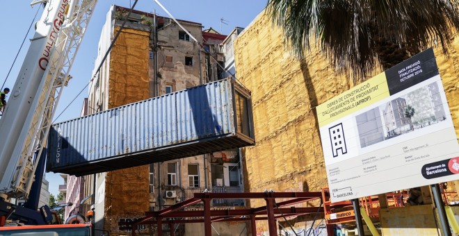 Contenidors marítims del projecte d'habitatge temporal APROP de l'Ajuntament de Barcelona.