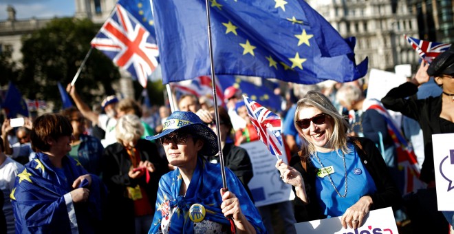 Personas contrarias al brexit protestan a las puertas del Parlamento británico. /REUTERS