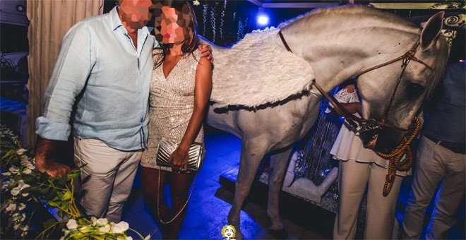 Una pareja se hace una foto junto al caballo en el interior de la discoteca Mae West de Granada.- FACEBOOK
