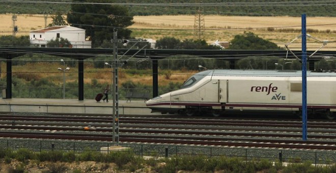 Un pasajero camina para abordar un tren AVE en la estación de Antequera-Santa Ana (Málaga). REUTERS / Jon Nazca