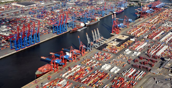 Vista aérea de contenedores en la terminal de carga del puerto de Hamburgo (Alemania). REUTERS / Fabian Bimmer