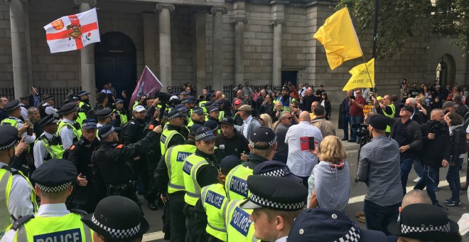 Varios hooligans increpan a agentes de Policía durante una manifestación de contrarios y partidarios del brexit en Londres. /CRISTINA CASERO