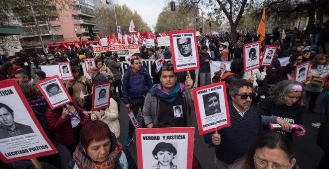 Manifestantes participan en Santiago de Chile, en la tradicional romería hacia el Cementerio General, en memoria de las víctimas de la dictadura de Augusto Pinochet. /EFE
