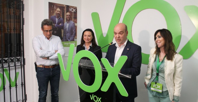Los concejales de Vox en Zaragoza, Julio Calvo y Carmen Rouco, en la zona izquierda de la imagen junto al presidente de la formación ultra en Zaragoza, Santiago Morón. VOX