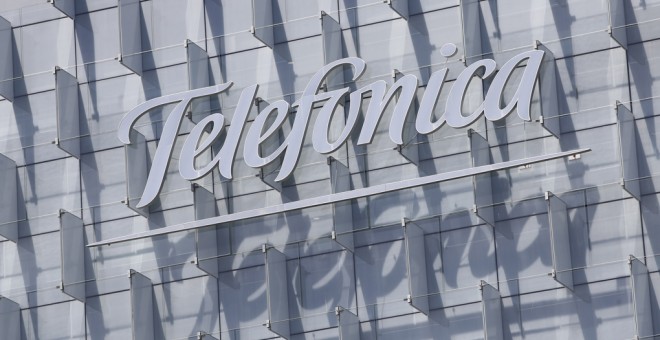 Logo de Telefónica en el edificio de su sede en la Ronda de la Comunicación, en la zona norte de Madrid. E.P./Eduardo Parra