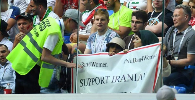 Una mujer exhibe un cartel de apoyo a las mujeres iraníes durante el Mundial de fútbol celebrado en Rusia en 2018. (REUTERS)