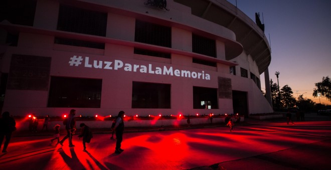 Un grupo de personas visita el Estadio Nacional de Chile, uno de los centros de detención de la dictadura de Augusto Pinochet (1973-1990), durante uno de los actos de conmemoración por el 46º aniversario del golpe de Estado, en Santiago (Chile). EFE/Alber