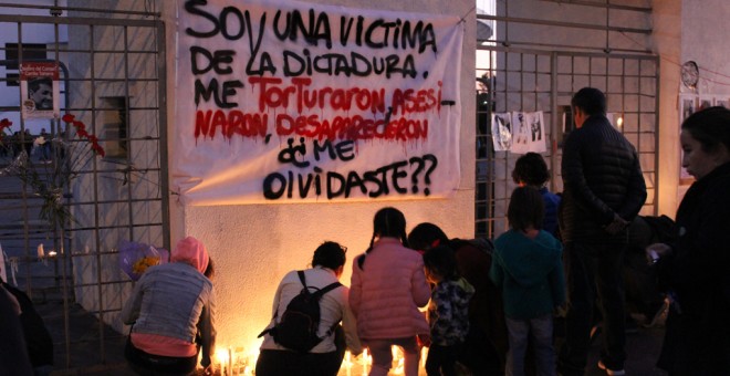 Miles de velas fueron encendidas al atardecer en las inmediaciones del Estadio Nacional de Chile, uno de los centros de detención de la dictadura de Augusto Pinochet (1973-1990), en recuerdo de las víctimas de la dictadura que fueron detenidas, torturadas