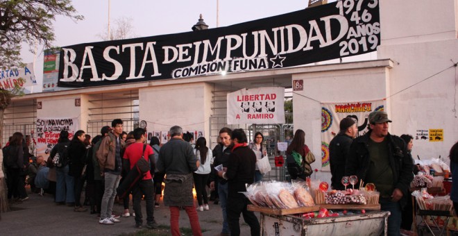 Miles de velas fueron encendidas al atardecer en las inmediaciones del Estadio Nacional de Chile, uno de los centros de detención de la dictadura de Augusto Pinochet (1973-1990), en recuerdo de las víctimas de la dictadura que fueron detenidas, torturadas