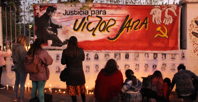 Miles de velas fueron encendidas al atardecer en las inmediaciones del Estadio Nacional de Chile, uno de los centros de detención de la dictadura de Augusto Pinochet (1973-1990), en recuerdo de las víctimas de la dictadura que fueron detenidas, torturadas