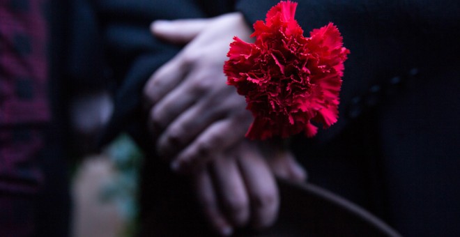 Detalle de una flor roja, símbolo de duelo, durante uno de los actos en memoria del expresidente de Chile Salvador Allende, en conmemoración por el 46º aniversario del golpe de Estado que dio inicio a la dictadura militar de Augusto Pinochet, en Santiago