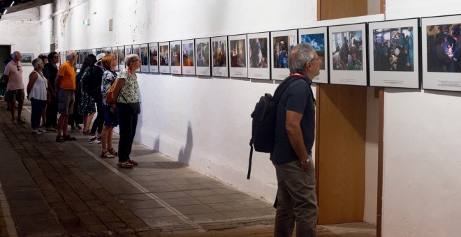 Assistents a una de les exposicions al Visa pour l'image. BRAIS LORENZO COUTO.