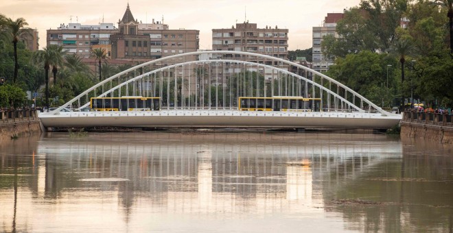 13/09/2019.- El cauce del rio Segura a su paso por la ciudad de Murcia esta mañana tras las intensas lluvias caídas esta madrugada. EFE/Marcial Guillén