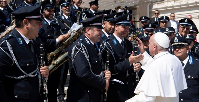 El Papa Francisco la Plaza de San Pedro con miembros de la Policía Penitenciaria.- REUTERS