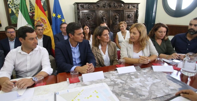 Moreno, Sánchez, Ribera, Fernández y Crespo, en la mesa. Encuentro en el Ayuntamiento de Níjar (Almería) para evaluar los daños por la gota fría. Europa Press