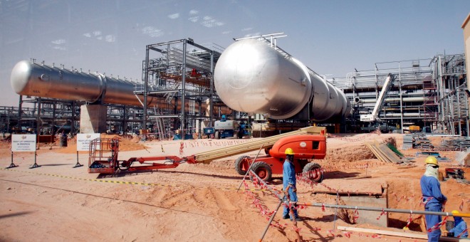 Imagen de archivo de las instalaciones de la petrolera saudí Aramco en Khurais, que atacada este fin de semana con drones, reuivindicados por los rebeldes hutíes de Yemen. EFE / EPA / ALI HAIDER