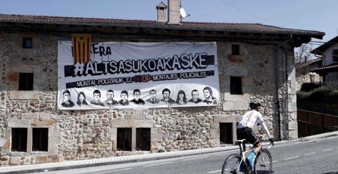 Pancarta en la localidad de Iturmendi en apoyo a los jóvenes condenados en la Audiencia Nacional tras la pelea con dos guardias civiles en Altsasu (Navarra). EFE