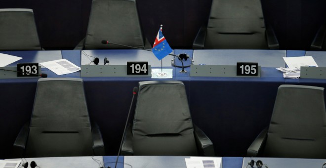 Un banderín con los colores de la 'Unión Jack' (como se conoce a la bandera del Reino Unido) y de bandera de la UE, en uno de los escaños del Parlamento Europeo. REUTERS/Vincent Kessler