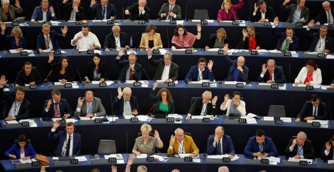 Los eurodiputados durante la votación tras el debate en el Parlamento Europeo sobre la salida del Reino Unido de la UE. REUTERS/Vincent Kessler