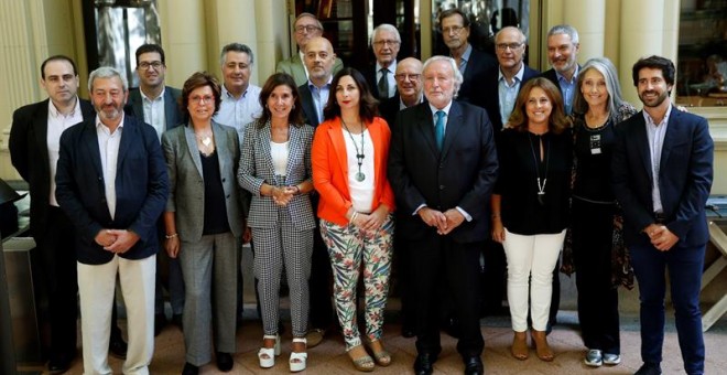 Els assistents a la primera trobada per articular una opció electoral catalanista de dretes i no independenista. EFE / TONI ALBIR