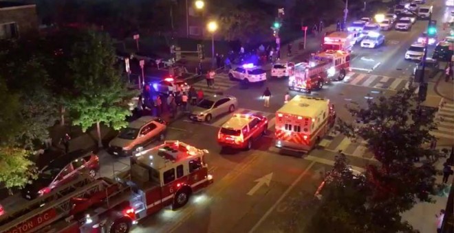 Policía y servicios de emergencia en el lugar del tiroteo EN Washington. (REUTERS)