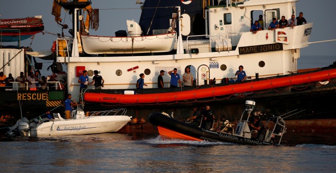 Un barco desembarca en Lampedusa. REUTERS/Darrin Zammit Lupi