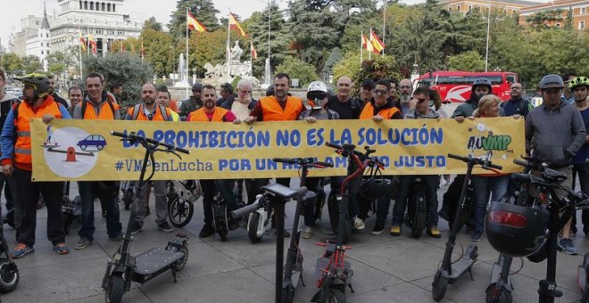 Usuarios de patinetes eléctricos se manifiestan en Madrid. / EFE