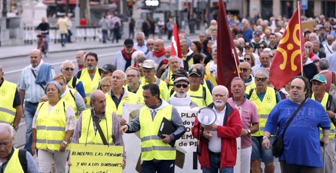 Un grupo de jubilados y pensionistas, integrantes de la 'columna del norte', inician en Bilbao antes de salir una marcha hacia Madrid, donde el 15 de octubre se concentrarán junto a pensionistas de toda España en defensa de sus reivindicaciones. EFE/ Luis