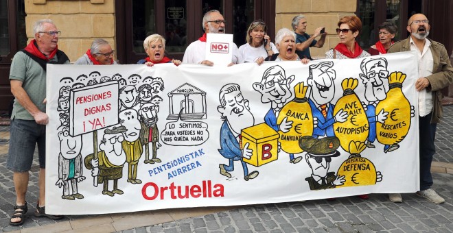 Un grupo de jubilados y pensionistas, integrantes de la 'columna del norte', inician en Bilbao antes de salir una marcha hacia Madrid, donde el 15 de octubre se concentrarán junto a pensionistas de toda España en defensa de sus reivindicaciones. EFE/ Luis