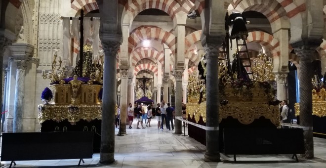 Pasos de Semana Santa expuestos en el interior de la Mezquita de Córdoba.