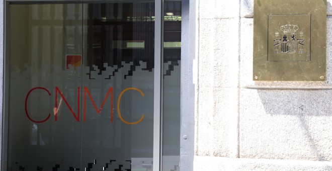 Puerta principal de la Comisión Nacional de los Mercados y la Competencia (CNMC) en Madrid. E.P./Marta Fernández