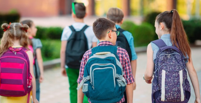 Entre el 40 y el 69 % de los adolescentes entre los 13 y los 15 años sufren dolor de espalda. / Adobe Foto Stock