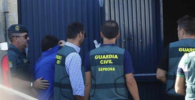 Registro de la Guardia Civil en la nave de Magrudis junto a sus propietarios. /EUROPA PRESS