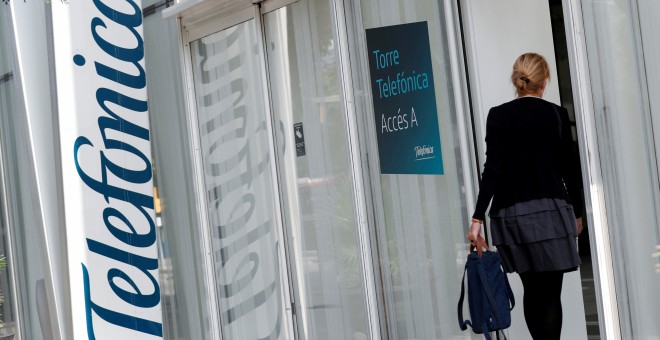 Una empleada entra en el edificio de Telefónica en Barcelona..  REUTERS/Albert Gea