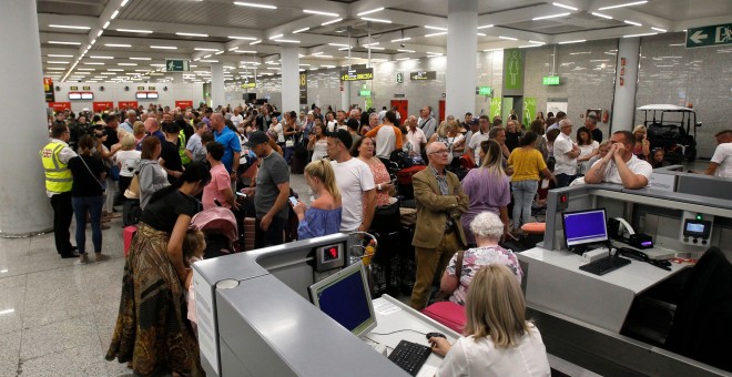 Varios turistas hacen cola frente a los mostradores de la compañía Thomas Cook en el aeropuerto de Palma de Mallorca (Baleares).  Isaac Buj - Europa Press