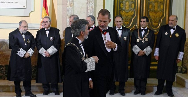 Felipe VI habla con Carlos Lesmes (a su derecha) durante la apertura del año judicial. Al fondo, los miembros de la Sala de Gobierno. Todos son hombres. Foto: EFE