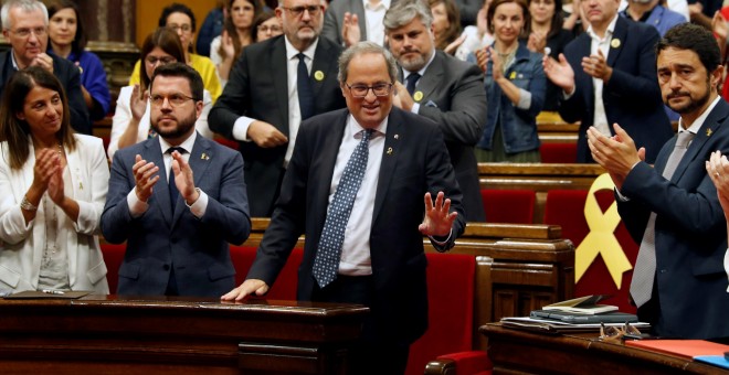 El presidente de la Generalitat, Quim Torra, recibe los aplausos de los diputados de JxCat y ERC tras su discurso en el debate de Política General en el pleno del Parlament, el segundo de la presente legislatura. EFE/Toni Albir