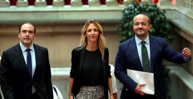 La portavoz del PP en el Congreso de los Diputados, Cayetana Álvarez de Toledo (c), acompañada de los diputados del PPC Daniel Serrano (i) y Alejandro Fernández, a su llegada al Parlament, para seguir la sesión de la tarde del debate de política general.