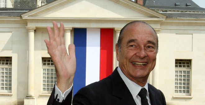 El expresidente francés Jacques Chirac saluda en la ciudad de Tours (29 de junio de 2006)