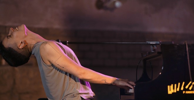 La pianista i compositoria Clara Peya durant una seqüència del documental 'Les Resilients', dirigit per Cristina Madrid.