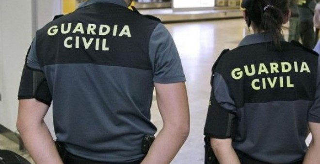 Imagen de unos agentes de la Guardia Civil en el aeropuerto de Madrid-Barajas. EFE